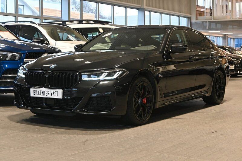 Svart Begagnad 2023 BMW 545e M Sport Sedan | 629 000 kr - Bild 1/4