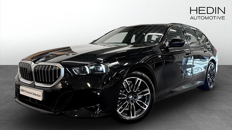 Svart (black) Begagnad 2025 BMW 530e M Sport Kombi | 648 700 kr (Bra pris) - Bild 1/4