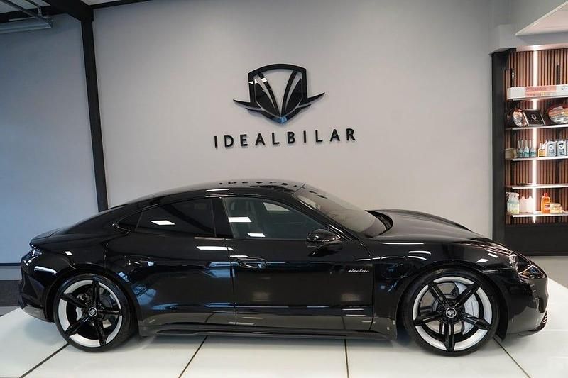 Begagnad Porsche Taycan Turbo 460 kW (626 HK) 2020 Svart metallic Sedan