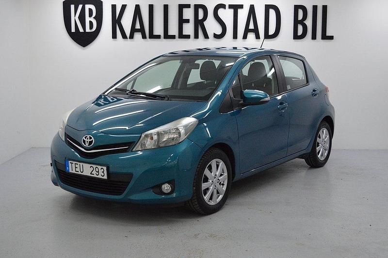 Mörkgrön Begagnad 2012 Toyota Yaris Active Halvkombi | 94 900 kr (Marknadspris) - Bild 1/4
