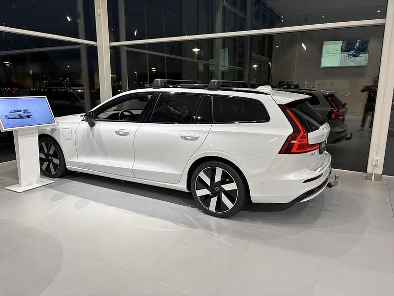 Ny Volvo V60 2025 Vit Kombi