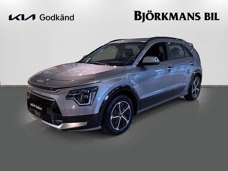 Grå Begagnad 2022 Kia Niro SUV | 309 900 kr (Marknadspris) - Bild 1/4
