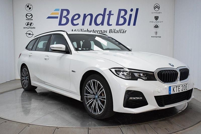 Vit Begagnad 2022 BMW 330e M Sport Kombi | 339 500 kr (Marknadspris) - Bild 1/3