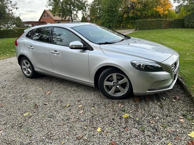 Silver Begagnad 2014 Volvo V40 Kinetic Kombi | 89 000 kr (Marknadspris) - Bild 1/4