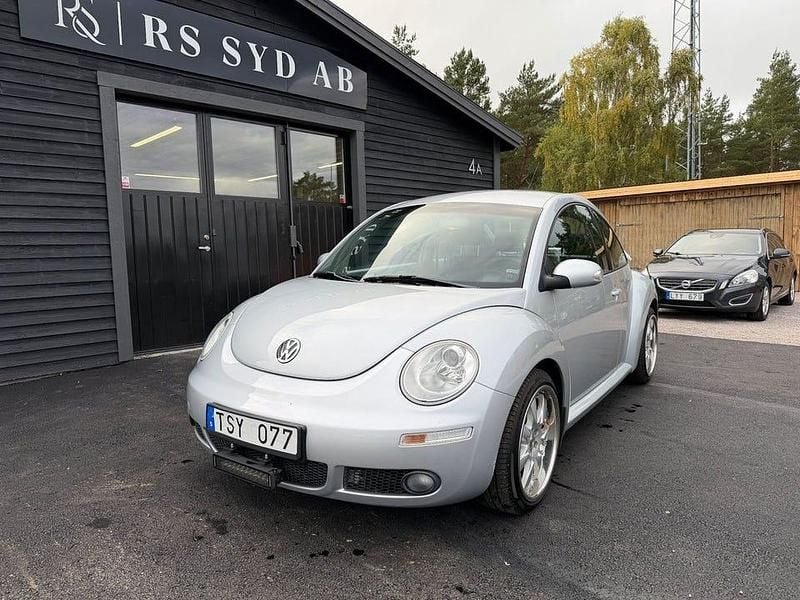 Begagnad VW New Beetle Highline 102 HK (75 kW) 2006 Silver Halvkombi
