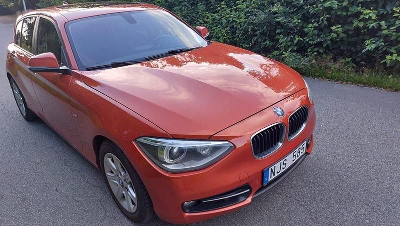 Orange Begagnad 2014 BMW 116 Sport Line Halvkombi | 94 900 kr (Marknadspris) - Bild 1/4