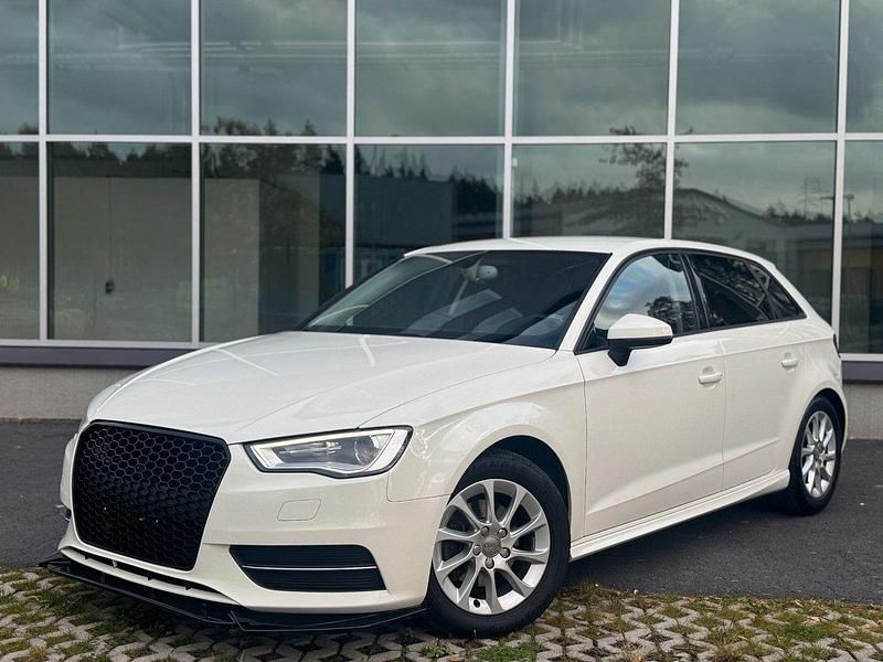 Vit Begagnad 2014 Audi A3 Sportback Attraction Halvkombi | 79 900 kr (Marknadspris) - Bild 1/4