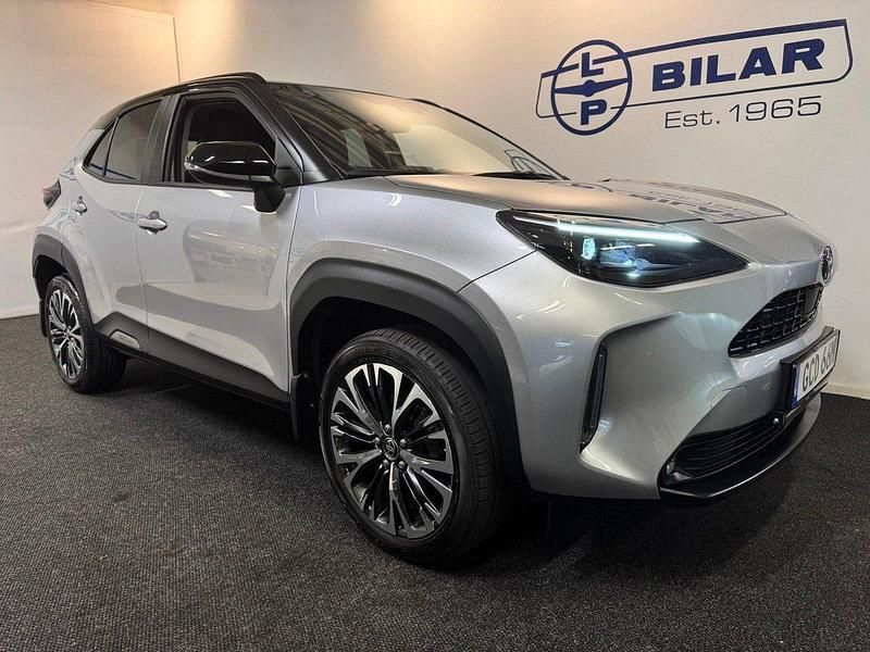 Silver Begagnad 2023 Toyota Yaris Cross Style SUV | 289 000 kr (Marknadspris) - Bild 1/4