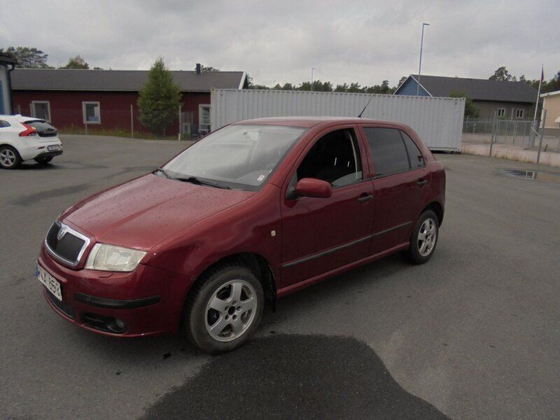Mörkröd Begagnad 2005 Skoda Fabia Halvkombi | 18 000 kr (Lite dyr) - Bild 1/4