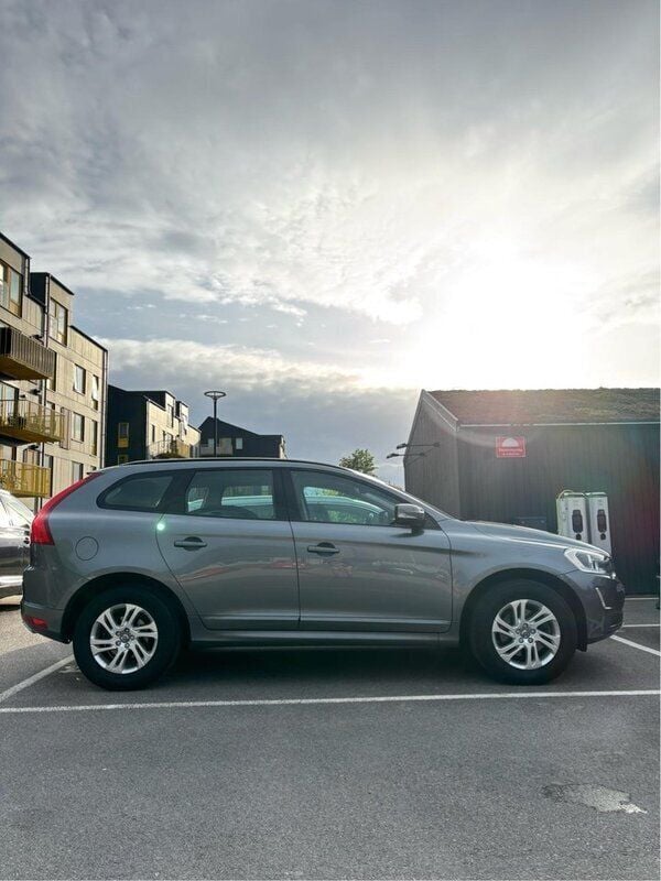 Grå Begagnad 2017 Volvo XC60 Kinetic SUV | 129 000 kr (Marknadspris) - Bild 1/3