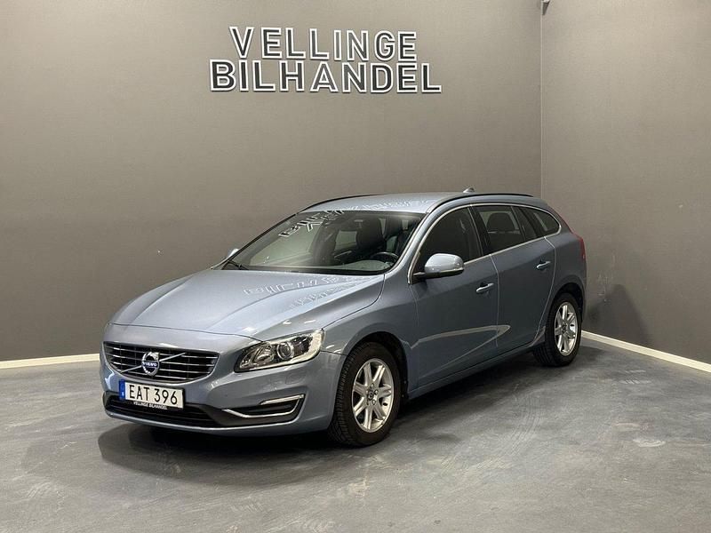 Ljusblå Begagnad 2018 Volvo V60 Momentum Kombi | 179 900 kr - Bild 1/4