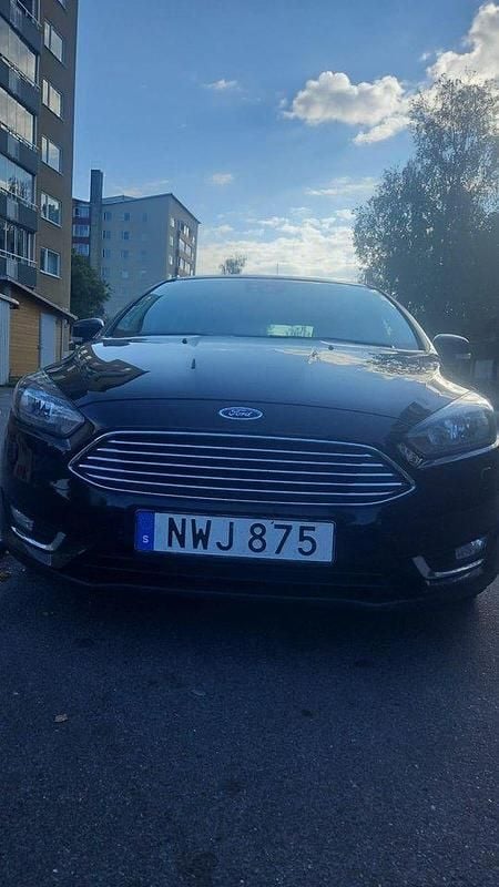 Svart Begagnad 2016 Ford Focus Titanium Halvkombi | 114 000 kr (Marknadspris) - Bild 1/4