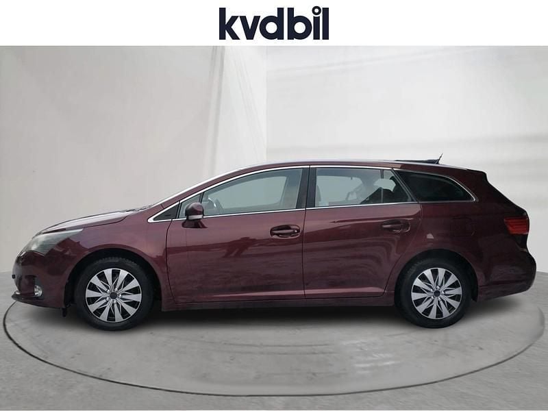 Begagnad Toyota Avensis 2013 Röd Kombi