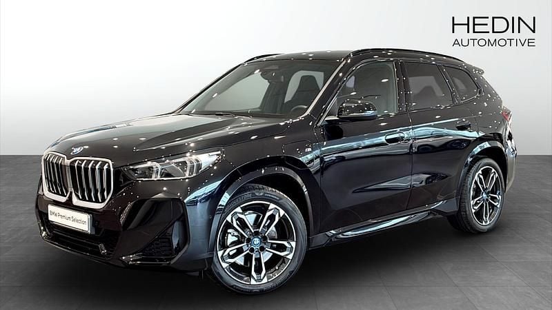Svart (black) Begagnad 2025 BMW X1 M Sport SUV | 559 700 kr (Dyr) - Bild 1/4