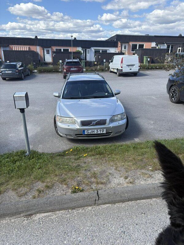Grå Begagnad 2008 Volvo V70 Momentum Kombi | 15 000 kr (Bra pris) - Bild 1/4