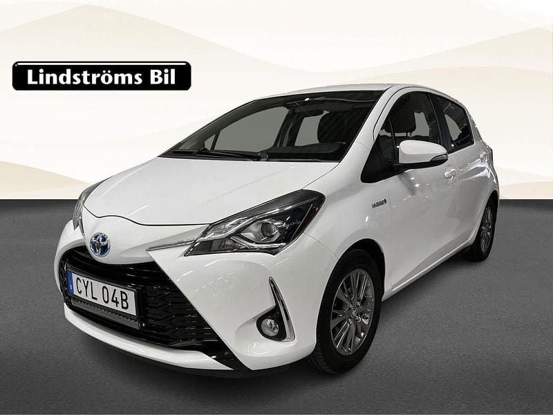 Vit Begagnad 2019 Toyota Yaris Hybrid Active Halvkombi | 169 900 kr (Marknadspris) - Bild 1/3