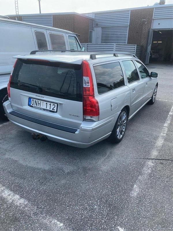 Grå Begagnad 2007 Volvo V70 Kinetic Kombi | 18 000 kr (Marknadspris) - Bild 1/4