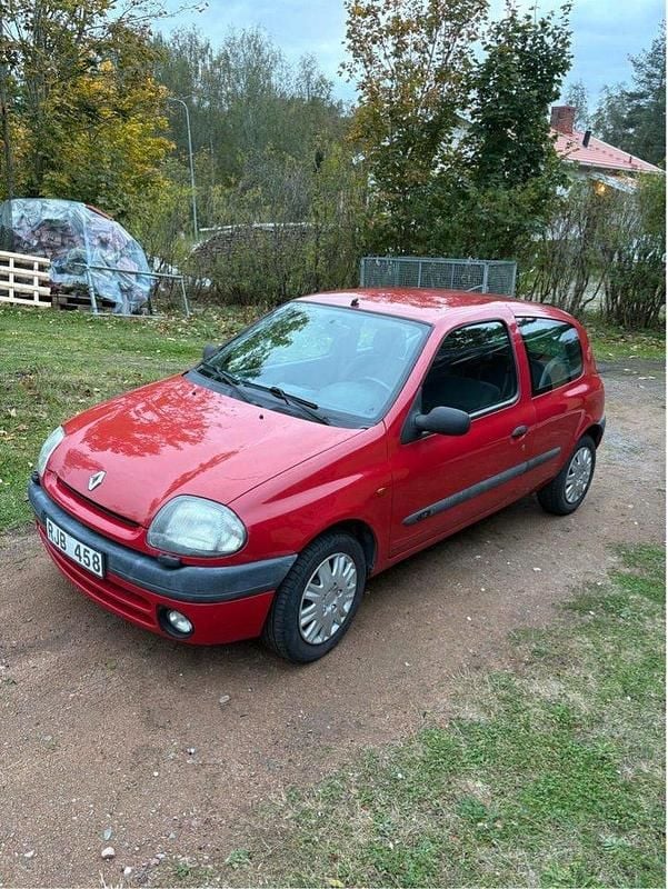 Röd Begagnad 2000 Renault Clio II Halvkombi | 32 000 kr (Dyr) - Bild 1/4