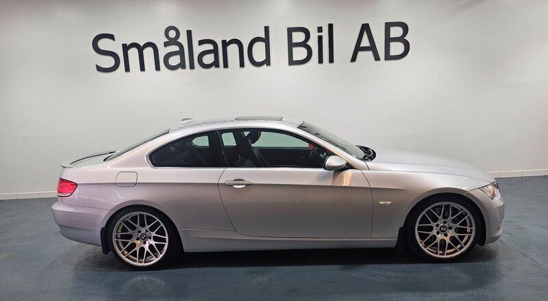 Ljusgrå Begagnad 2007 BMW 335 Comfort Edition Sportkupé | 189 900 kr (Lite dyr) - Bild 1/4