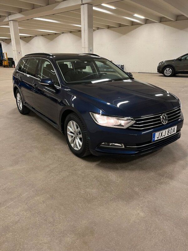 Mörkblå Begagnad 2017 VW Passat Comfortline Kombi | 154 900 kr (Superpris) - Bild 1/4