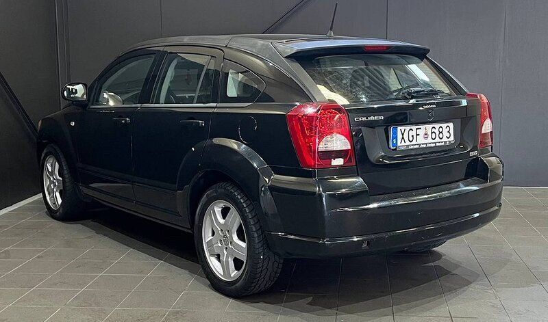 Begagnad Dodge Caliber 161 HK (118 kW) 2008 Svart Halvkombi