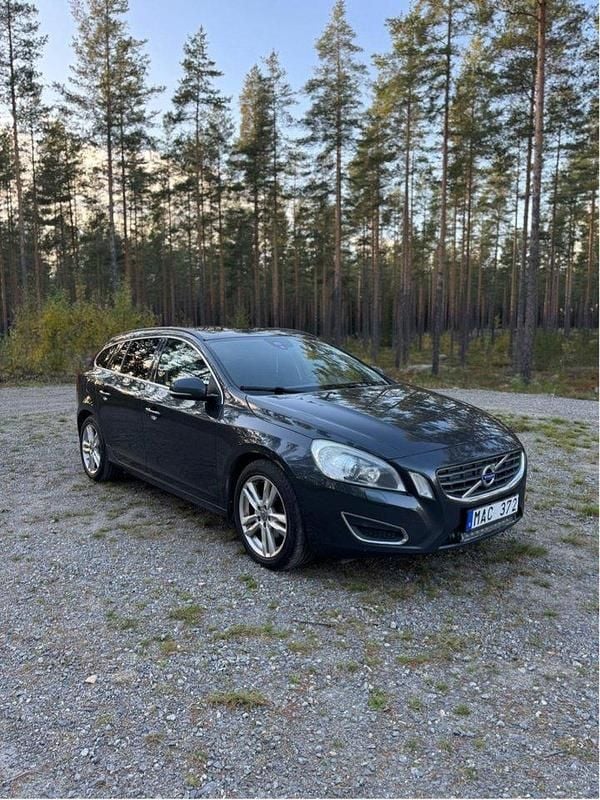 Grå Begagnad 2012 Volvo V60 Kombi | 50 000 kr (Superpris) - Bild 1/4