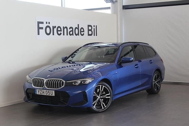 Blå Begagnad 2024 BMW 330e M Sport Kombi | 459 000 kr (Bra pris) - Bild 1/4