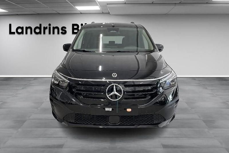 Begagnad Mercedes EQT200 89 kW (122 HK) 2024 Loparitsvart metallic Minibuss