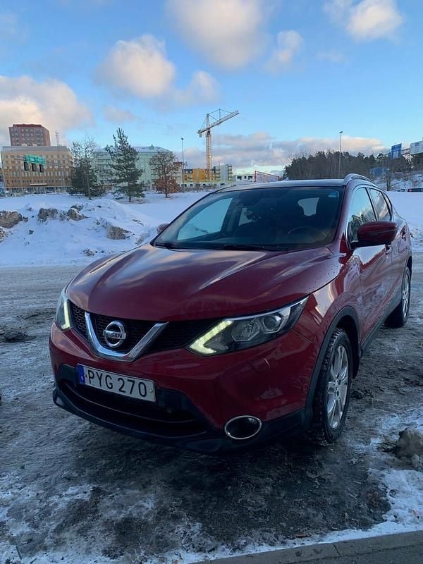 Vinröd Begagnad 2015 Nissan Qashqai SUV | 115 000 kr (Marknadspris) - Bild 1/4