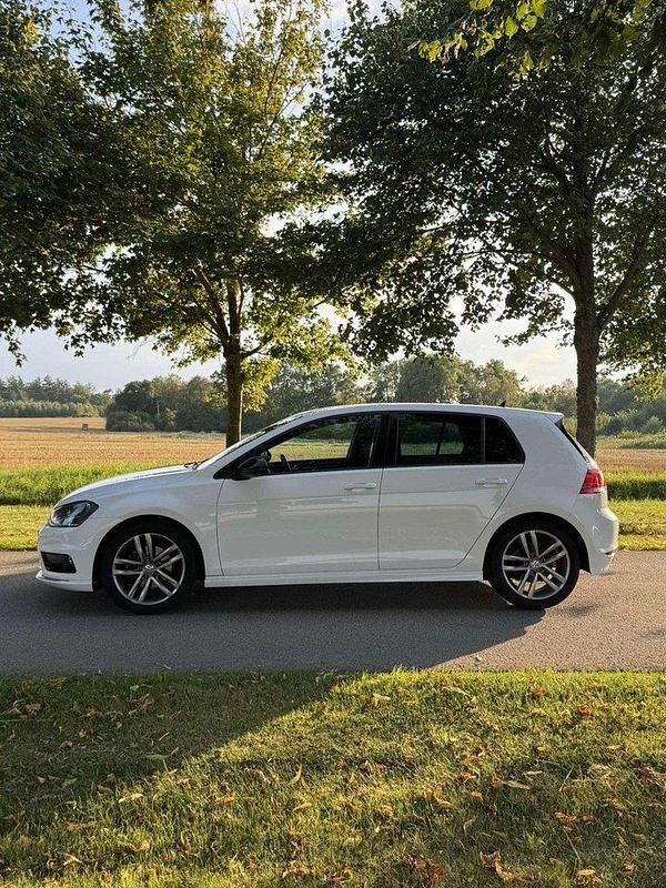 Vit Begagnad 2017 VW Golf VII R-line Halvkombi | 167 000 kr (Marknadspris) - Bild 1/4