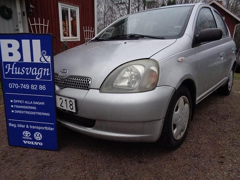 Grå Begagnad 2000 Toyota Yaris Halvkombi | 25 900 kr (Lite dyr) - Bild 1/4