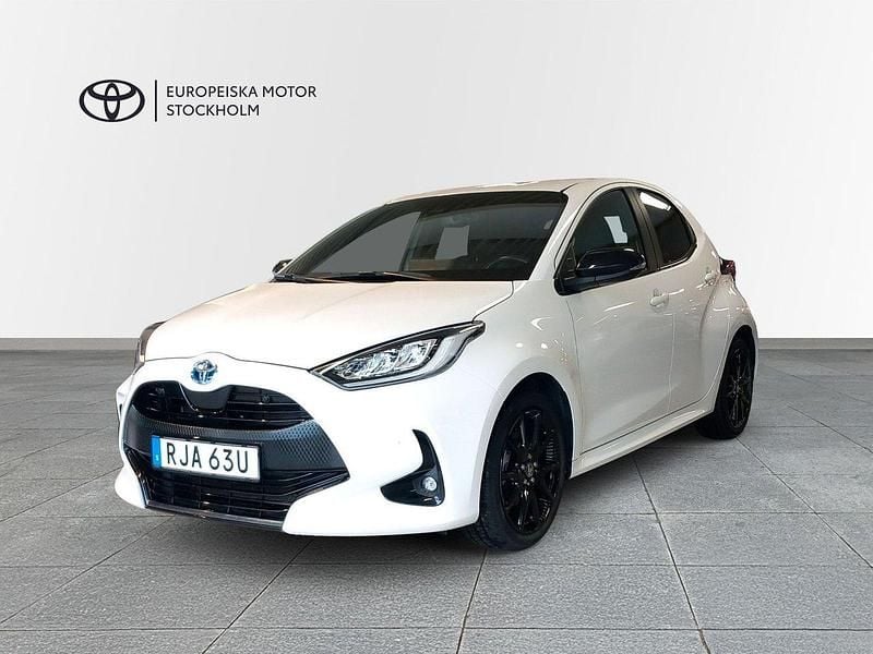 Vit Begagnad 2023 Toyota Yaris Hybrid Style Halvkombi | 249 900 kr (Marknadspris) - Bild 1/3