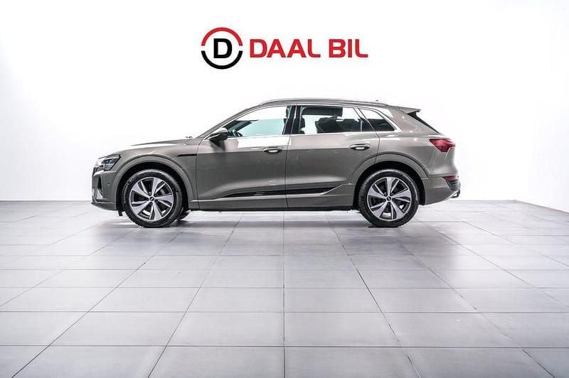 Begagnad Audi Q8 e-tron Proline 300 kW (408 HK) 2023 Grå SUV