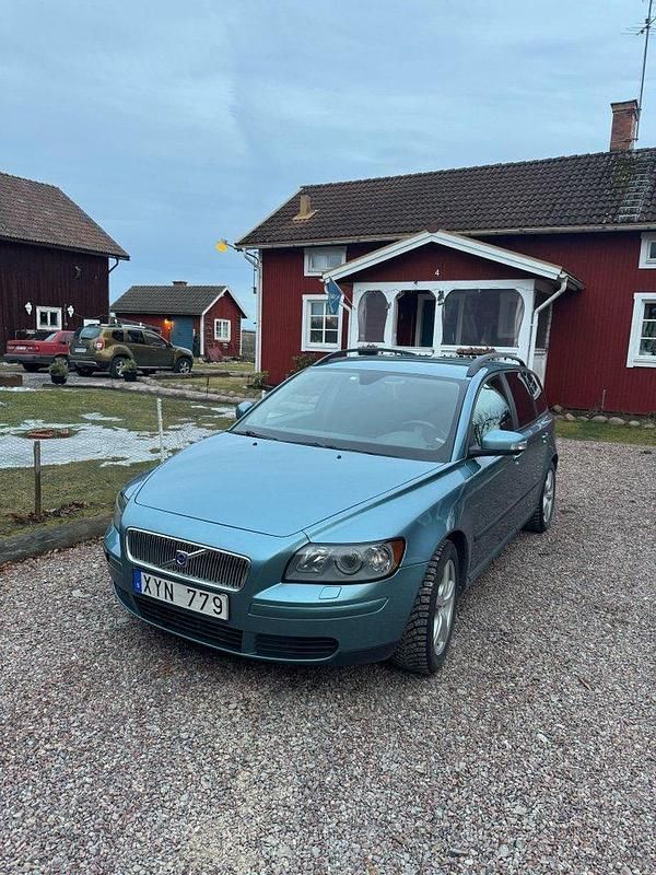 Blå Begagnad 2007 Volvo V50 Kinetic Kombi | 28 000 kr (Marknadspris) - Bild 1/4