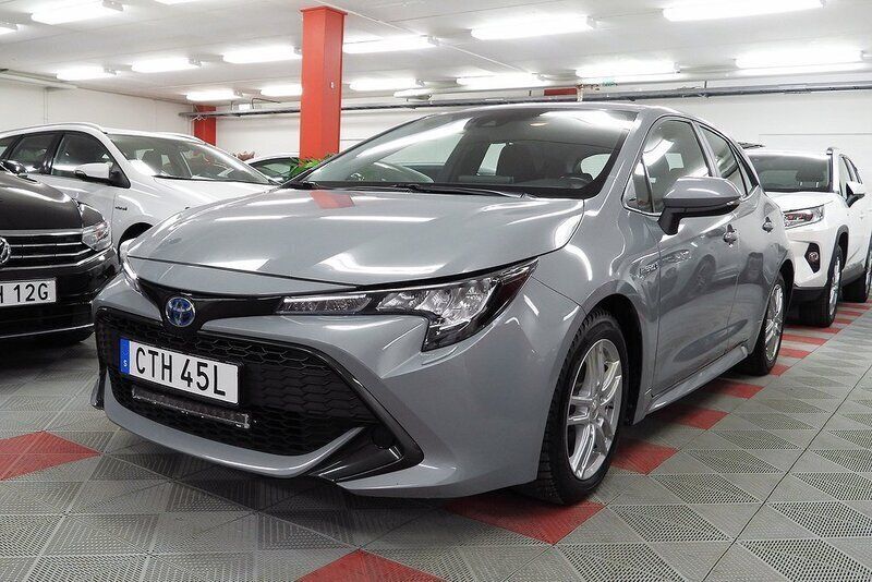 Grå Begagnad 2021 Toyota Corolla Hybrid Active Halvkombi | 184 500 kr (Marknadspris) - Bild 1/4