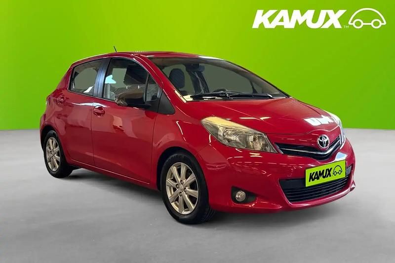 Röd Begagnad 2013 Toyota Yaris Halvkombi | 78 700 kr (Marknadspris) - Bild 1/4