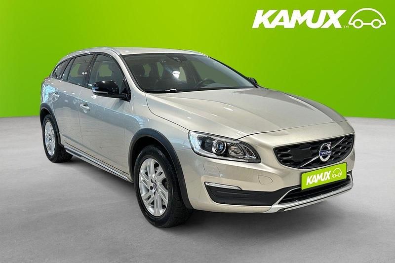 Brun Begagnad 2017 Volvo V60 CC Momentum Kombi | 269 700 kr (Superpris) - Bild 1/4