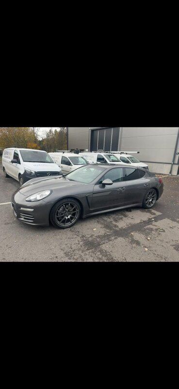 Grå Begagnad 2017 Porsche Panamera 4 Sedan | 429 000 kr - Bild 1/3