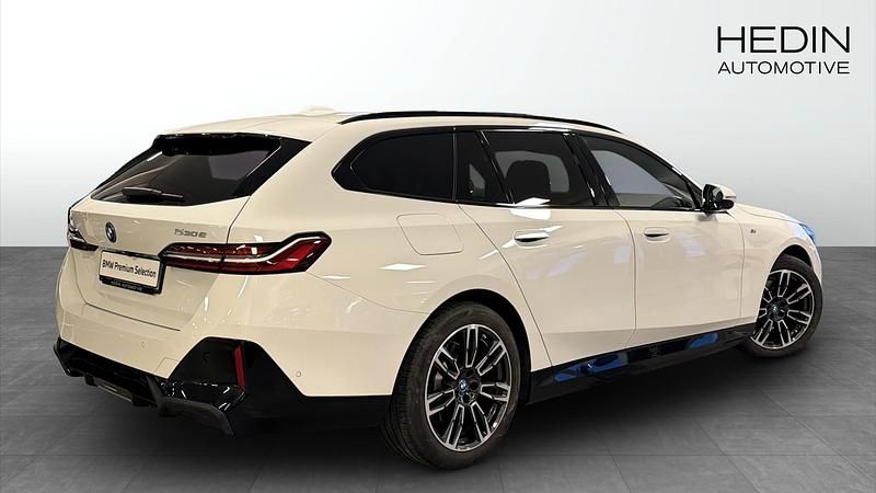 Begagnad BMW 530e Shadowline 2025 Vit Kombi