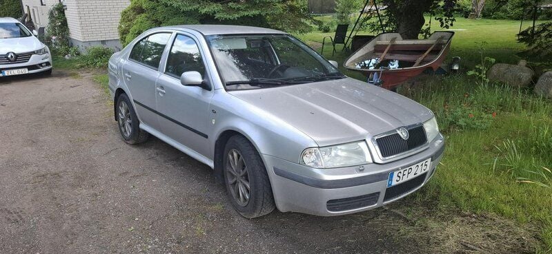 Silver Begagnad 2001 Skoda Octavia Halvkombi | 16 000 kr (Marknadspris) - Bild 1/4