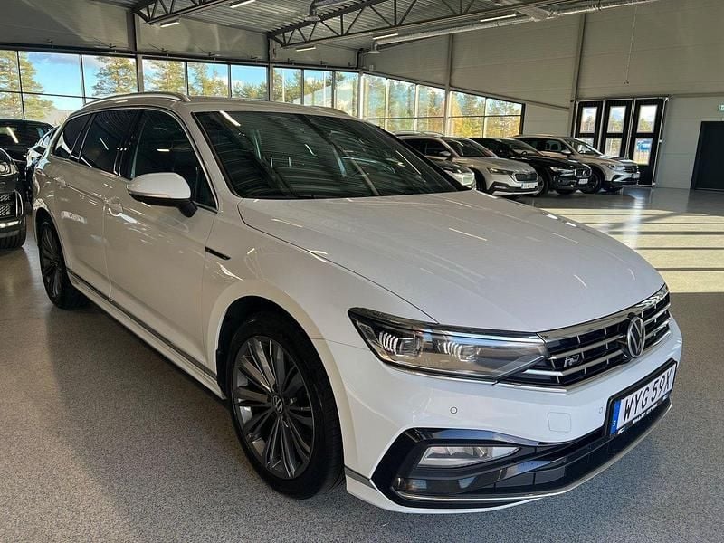 Vit Begagnad 2022 VW Passat R-line Kombi | 214 900 kr (Marknadspris) - Bild 1/4