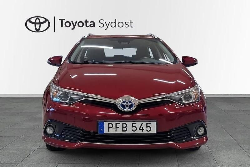 Begagnad Toyota Auris Touring Sports Active 137 HK (100 kW) 2017 Röd Kombi