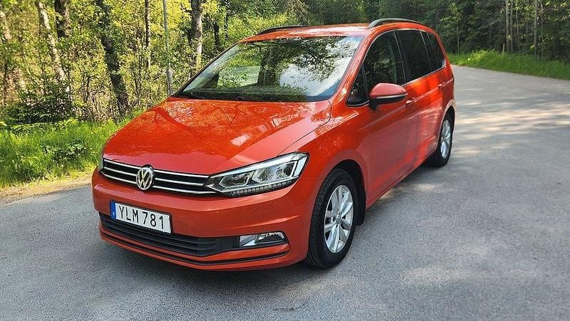 Orange Begagnad 2017 VW Touran Minibuss | 104 900 kr (Bra pris) - Bild 1/4