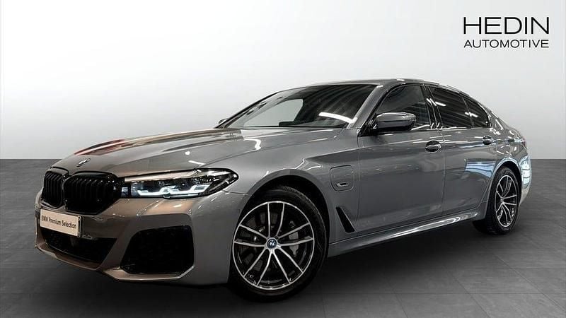 Grå Begagnad 2023 BMW 530 Comfort Edition Sedan | 422 700 kr - Bild 1/4