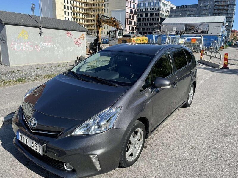 Grå Begagnad 2013 Toyota Prius+ Minibuss | 80 000 kr (Superpris) - Bild 1/4