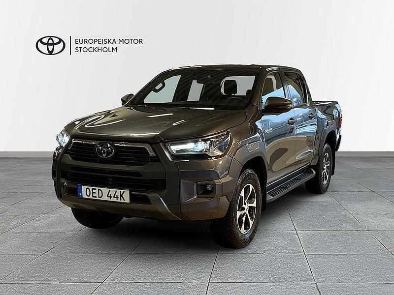 Grå Ny 2025 Toyota HiLux Pickup | 714 900 kr (Bra pris) - Bild 1/4