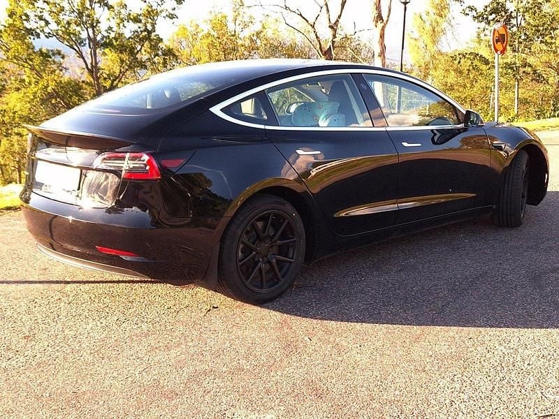 Svart Begagnad 2019 Tesla Model 3 Sedan | 179 000 kr - Bild 1/4