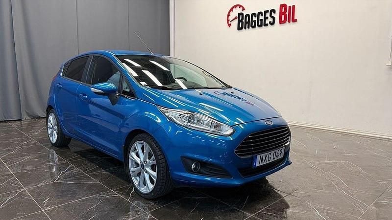 Blå Begagnad 2013 Ford Fiesta Halvkombi | 62 000 kr (Superpris) - Bild 1/4
