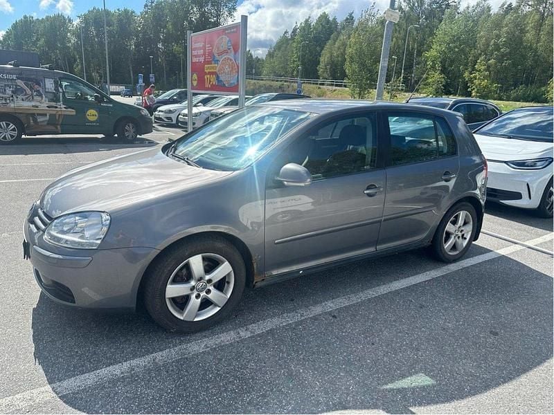 Grå Begagnad 2007 VW Golf V Sportline Halvkombi | 24 000 kr (Lite dyr) - Bild 1/4