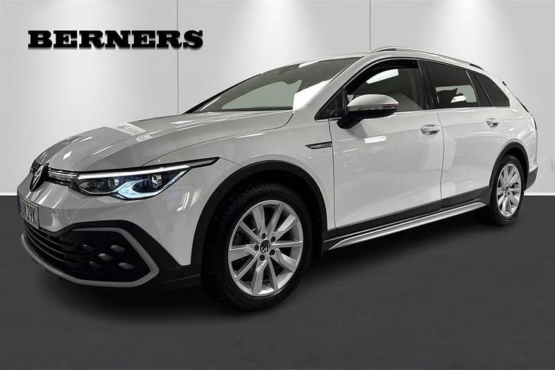 Vit Begagnad 2022 VW Golf VIII | 329 900 kr (Marknadspris) - Bild 1/4